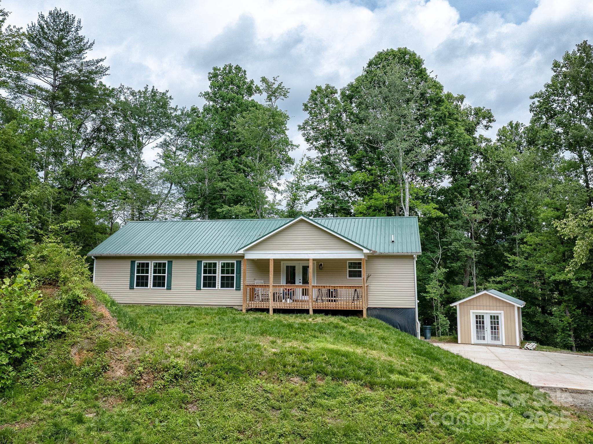 Property image 3 of 1036 Williamsburg Drive in Powell Park, Lenoir, NC 28645