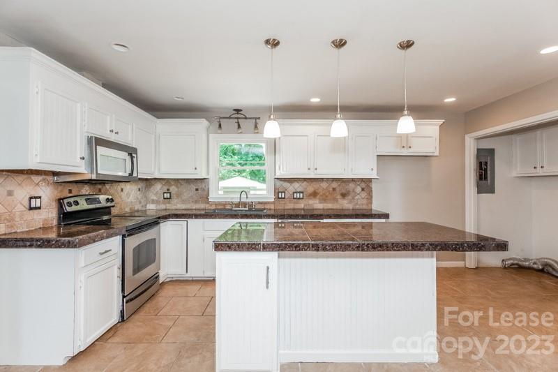 Property image 3 of 1004 Ramblewood Lane in Forest Brook, Gastonia, NC 28056