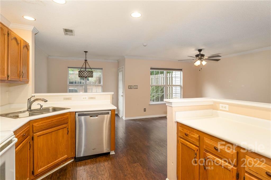 Property image 4 of 8235 Southgate Commons Drive in Southgate Commons, Charlotte, NC 28277