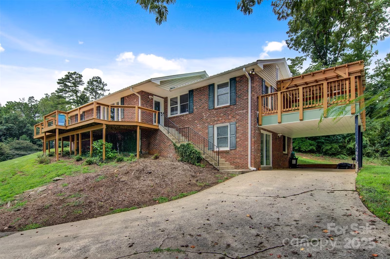 Northlakes, Hickory Community