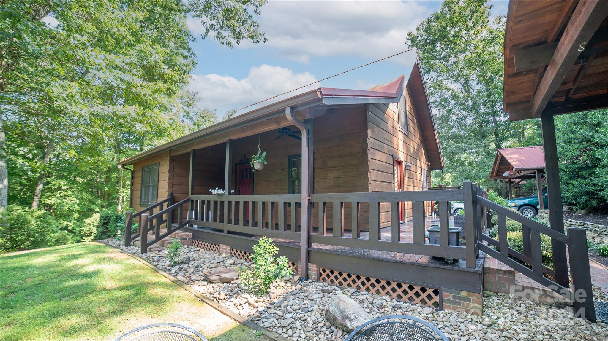 Property image 2 of 1516 Yadkin Lane in Clover Hill Plantation, Lenoir, NC 28645