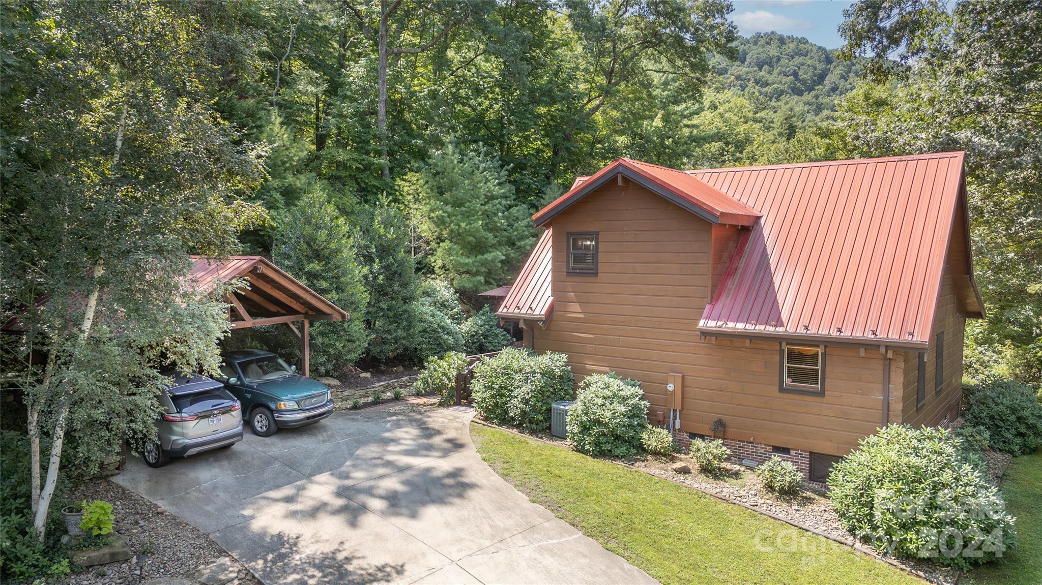 Property image 4 of 1516 Yadkin Lane in Clover Hill Plantation, Lenoir, NC 28645