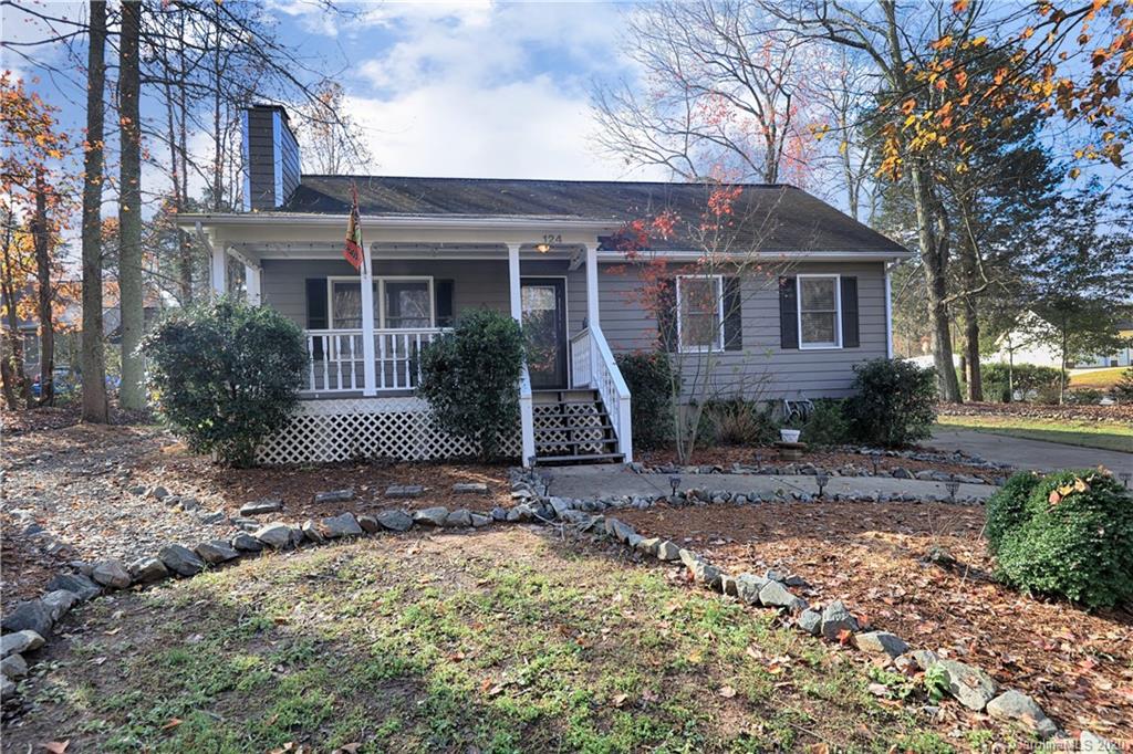 Property image 2 of 124 Ridgebrook Drive in Brookridge Shores, Mooresville, NC 28117