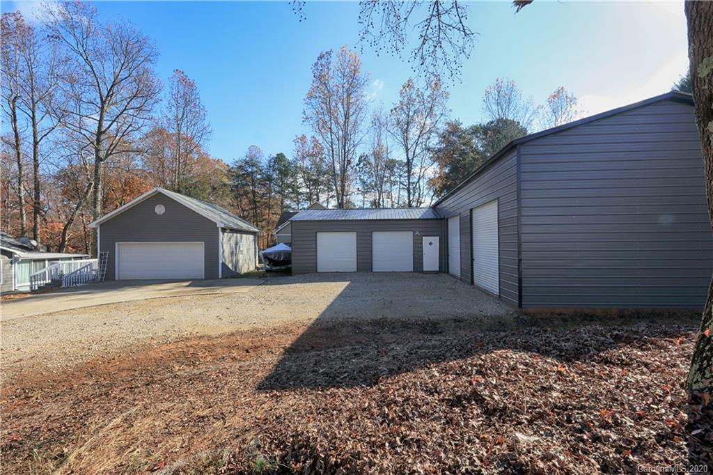 Property image 4 of 124 Ridgebrook Drive in Brookridge Shores, Mooresville, NC 28117