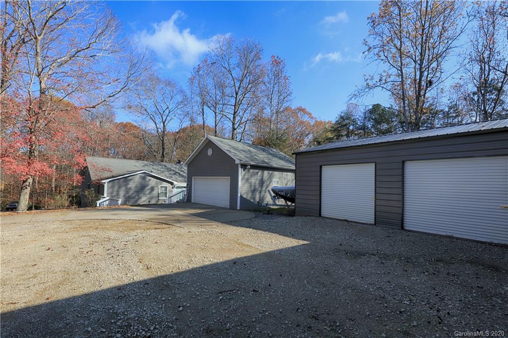 Property image 5 of 124 Ridgebrook Drive in Brookridge Shores, Mooresville, NC 28117
