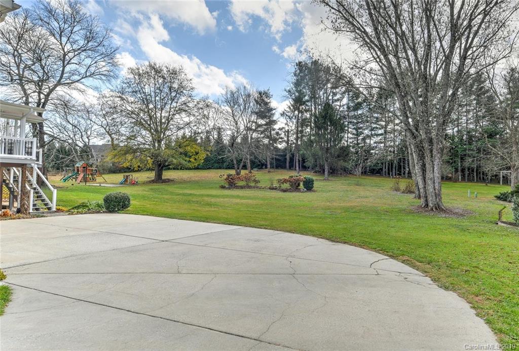 Property image 5 of 1309 Glenheath Drive in Heatherwood, Hendersonville, NC 28791