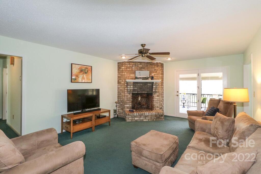 Property image 4 of 406 Vincent Court in Corbin Hills, Salisbury, NC 28146
