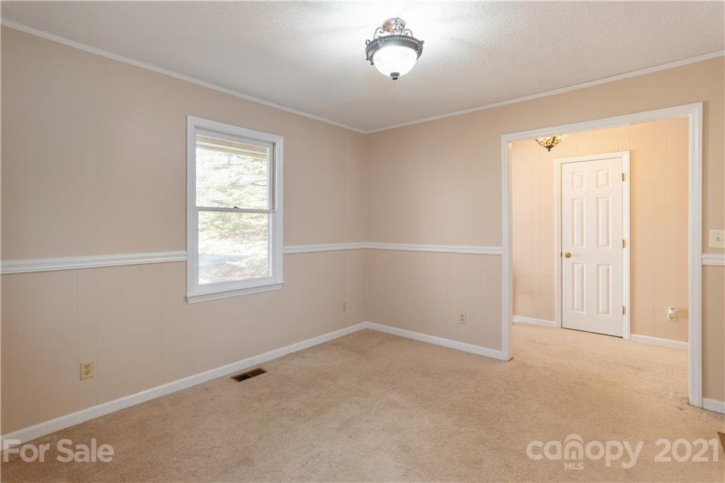 Property image 3 of 129 Jeter Mountain Terrace in Jeter Mtn Terrace, Hendersonville, NC 28739