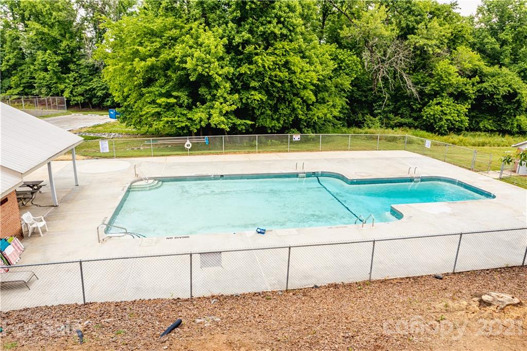 Property image 2 of 1020 Kenilworth Court in Ridgeview, Concord, NC 28027