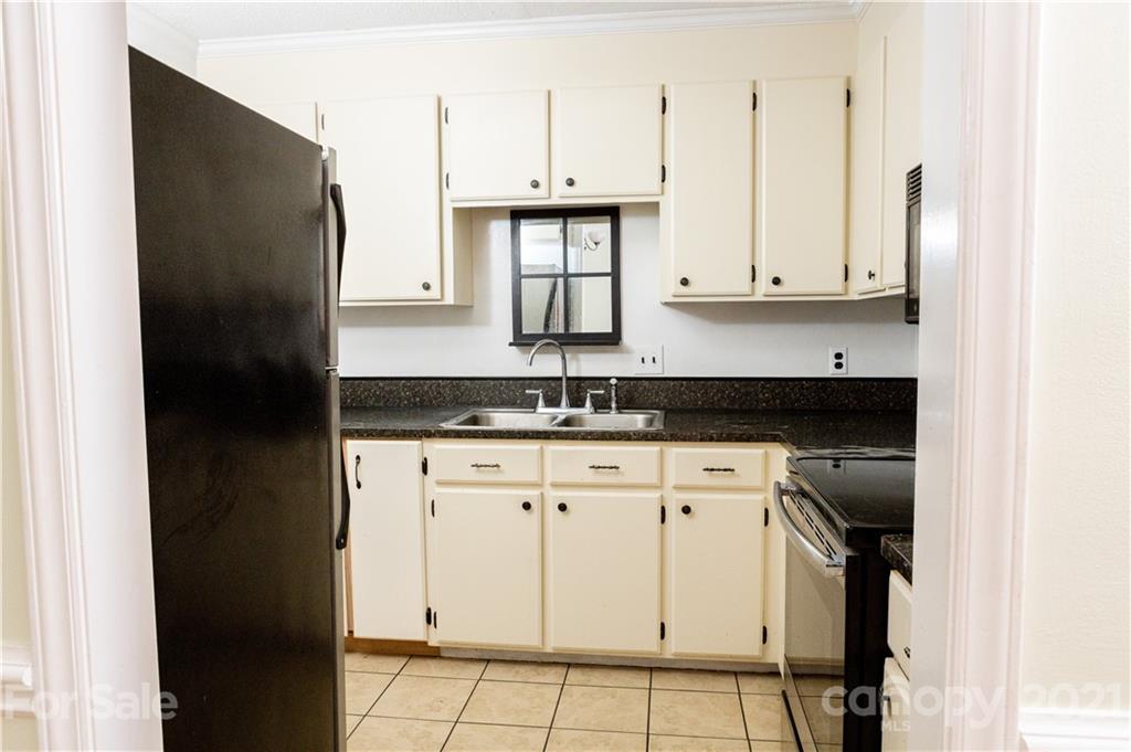 Property image 4 of 1020 Kenilworth Court in Ridgeview, Concord, NC 28027