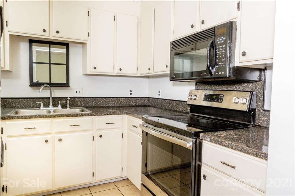 Property image 5 of 1020 Kenilworth Court in Ridgeview, Concord, NC 28027