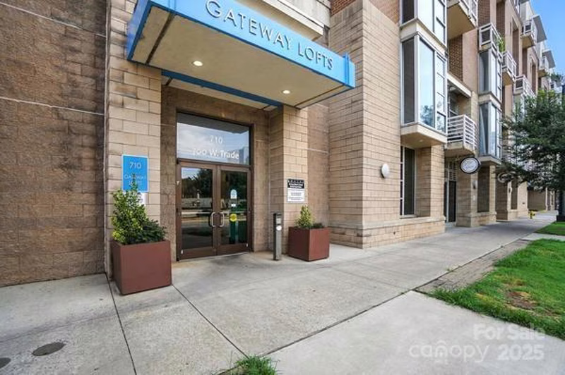 Gateway Plaza, Charlotte Community