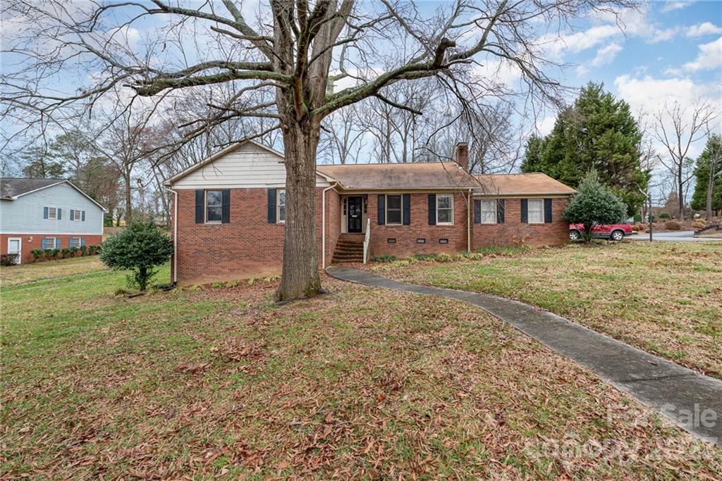 Property image 2 of 1719 Woodrun Circle in Corbin Hills, Salisbury, NC 28146