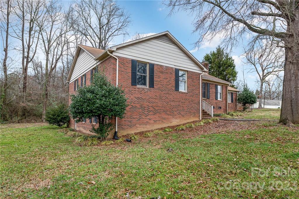 Property image 3 of 1719 Woodrun Circle in Corbin Hills, Salisbury, NC 28146