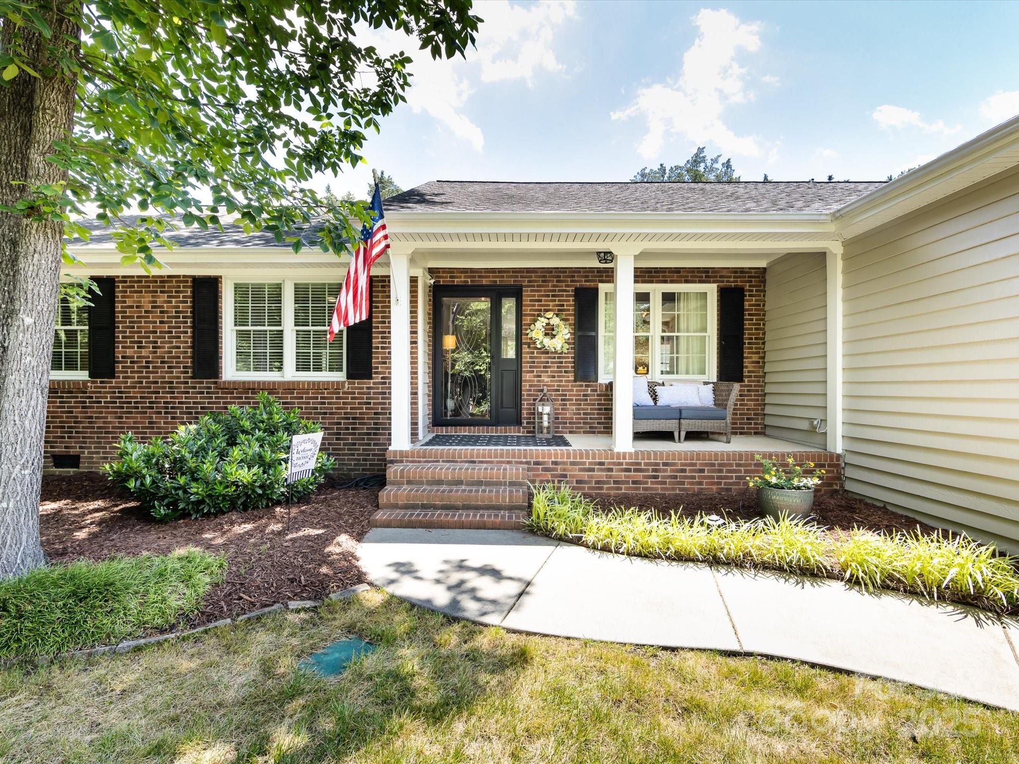 Property image 3 of 4925 Cedar Forest Drive in Carmel Valley, Charlotte, NC 28226