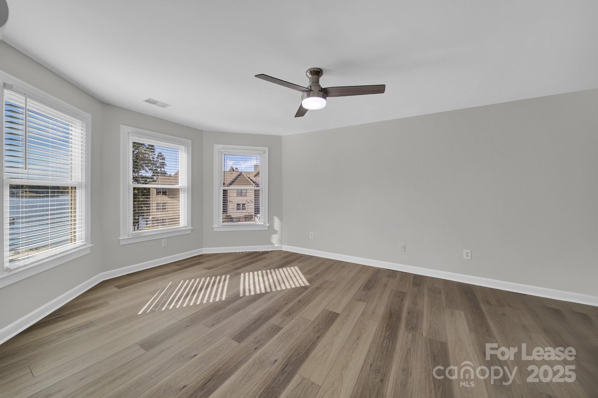 Property image 2 of 13824 Queens Harbor Road in Queens Harbor, Charlotte, NC 28278