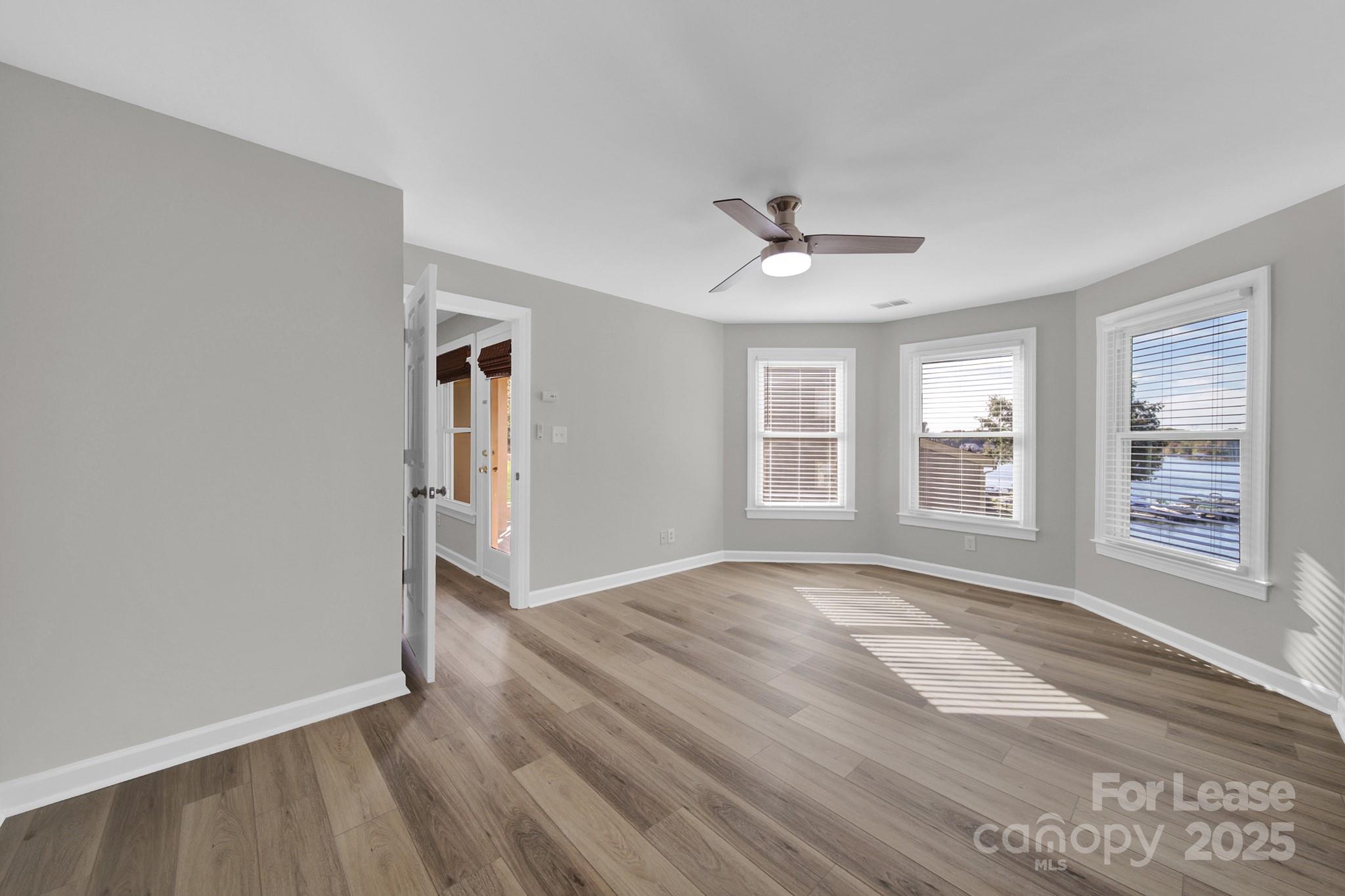 Property image 3 of 13824 Queens Harbor Road in Queens Harbor, Charlotte, NC 28278