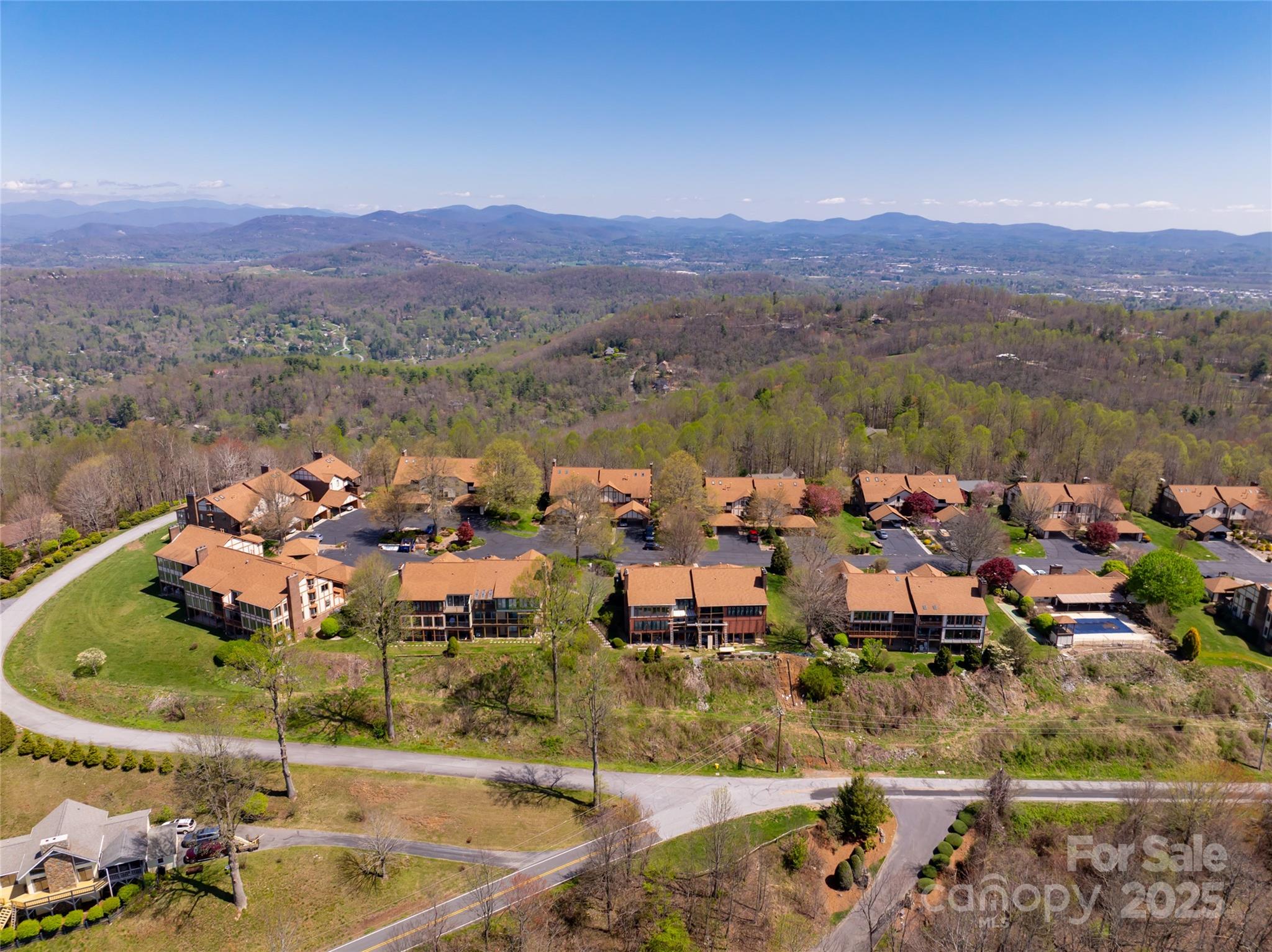 Property image 5 of 704 Fleetwood Plaza in Fleetwood Plaza, Hendersonville, NC 28739