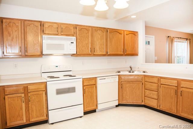 Property image 3 of 8426 Southgate Commons Drive in Southgate, Charlotte, NC 28277