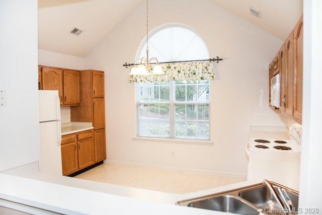 Property image 5 of 8426 Southgate Commons Drive in Southgate, Charlotte, NC 28277