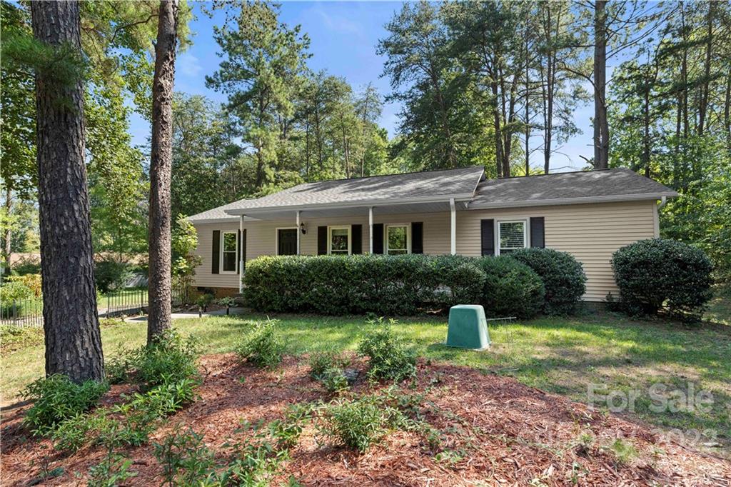 Property image 2 of 106 Brookridge Lane in Brookridge Shores, Mooresville, NC 28117
