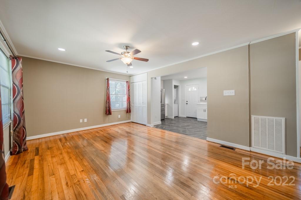 Property image 3 of 4220 Howie Circle in Howie Acres, Charlotte, NC 28205