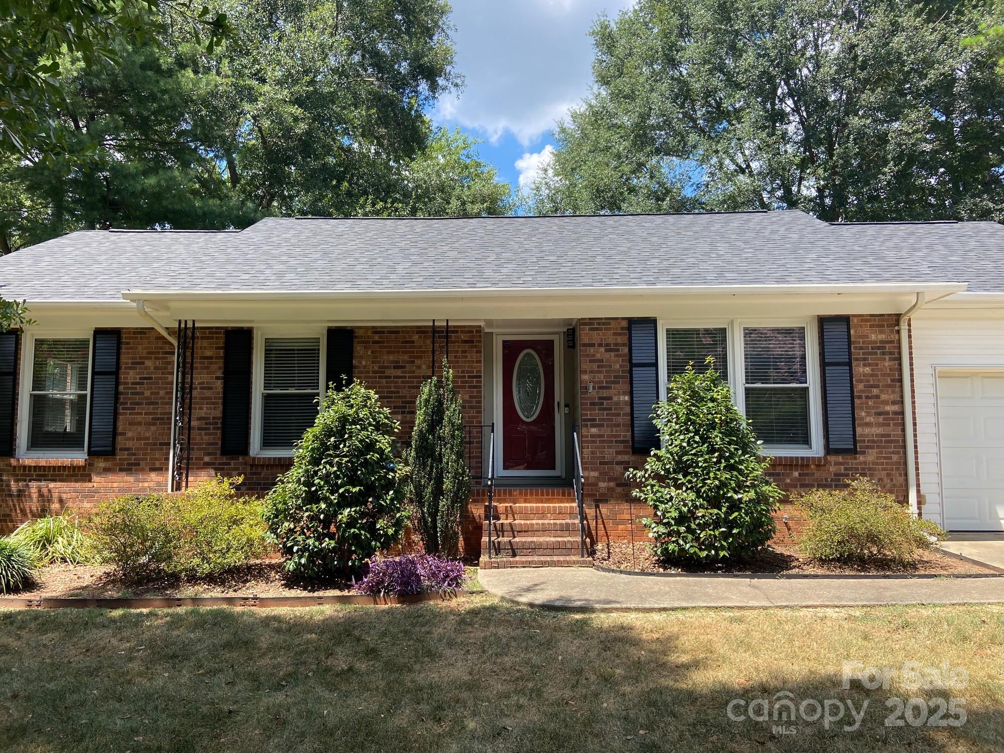 Property image 2 of 2418 Live Oak Court in Castlewood, Gastonia, NC 28056