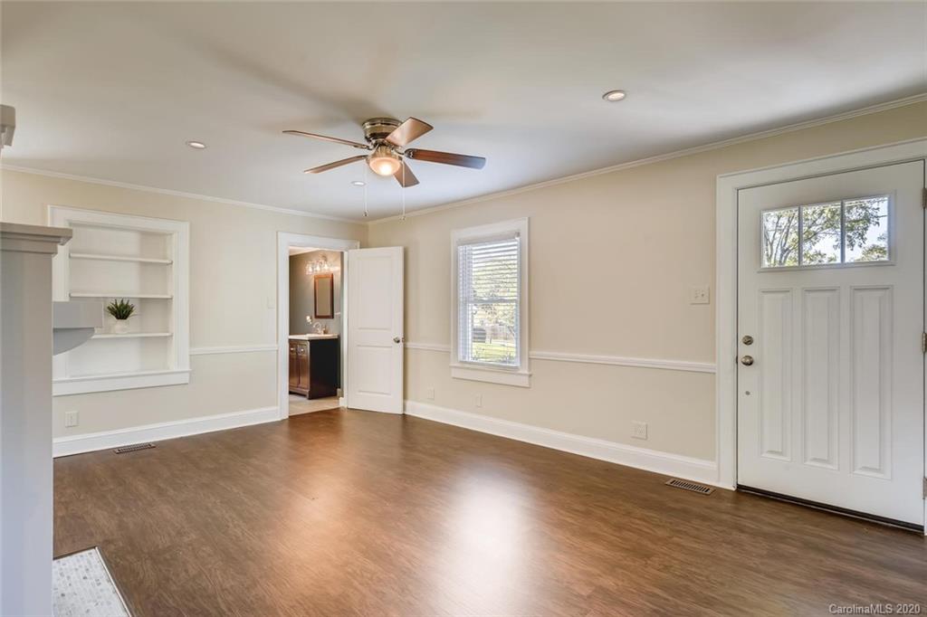 Property image 3 of 304 Westwood Drive in Westwood, Statesville, NC 28677