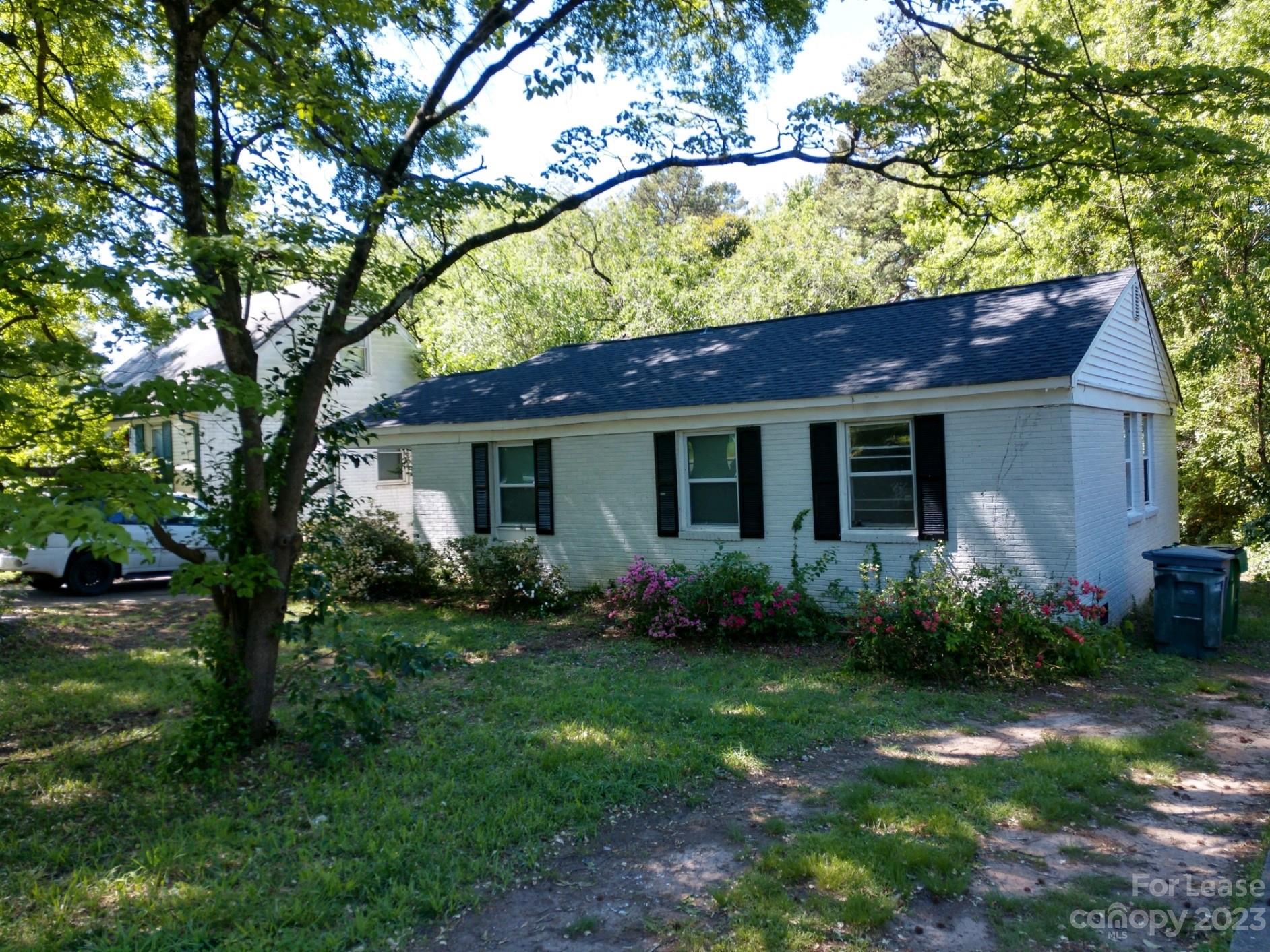 Property image 2 of 4207 Dinglewood Avenue in Howie Acres, Charlotte, NC 28205