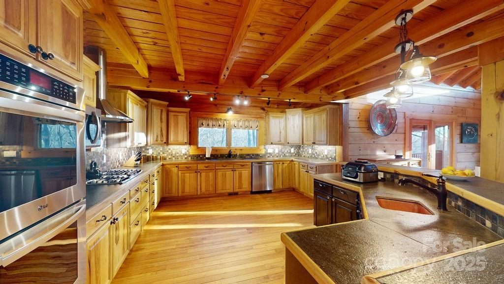 Property image 3 of 714 Heartwood Drive in Forest Heights, Marion, NC 28752
