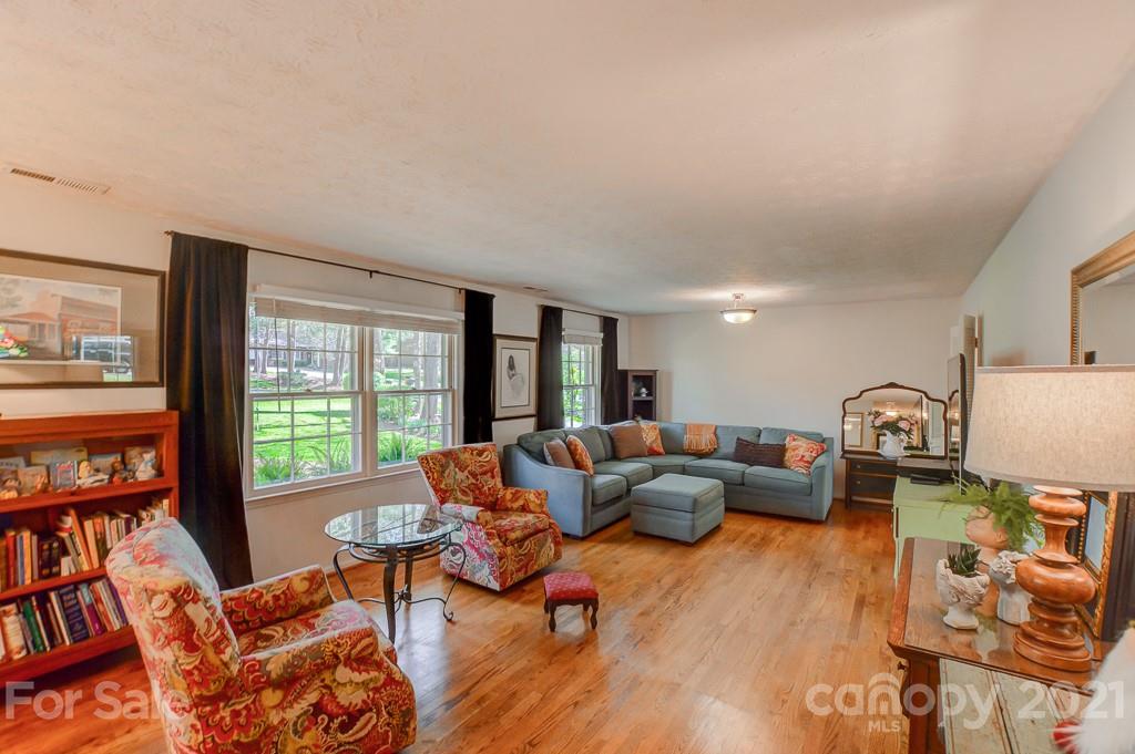 Property image 3 of 206 Kelly Lane in Heatherwood, Hendersonville, NC 28791