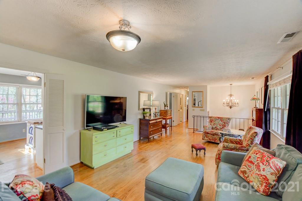 Property image 4 of 206 Kelly Lane in Heatherwood, Hendersonville, NC 28791