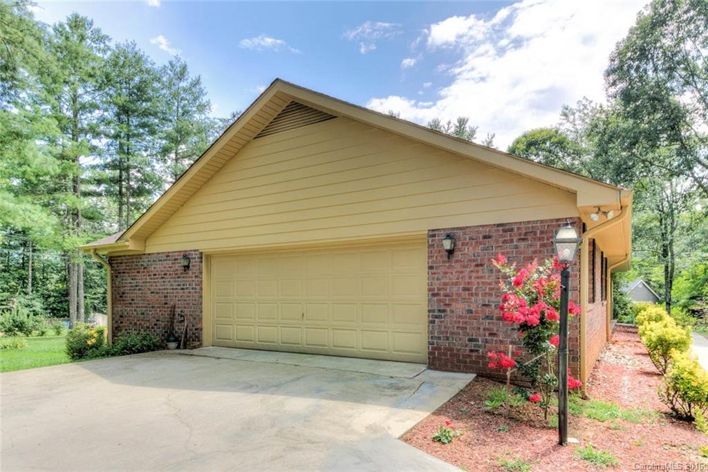 Property image 4 of 208 Deerpath Lane in Canarian Estates, Hendersonville, NC 28739