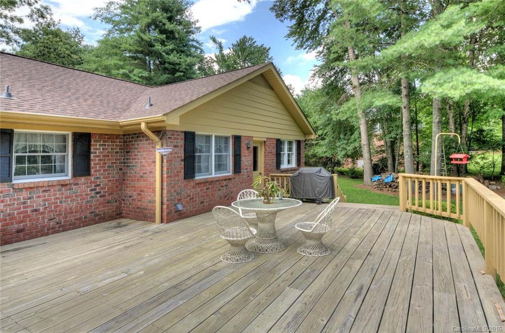 Property image 5 of 208 Deerpath Lane in Canarian Estates, Hendersonville, NC 28739