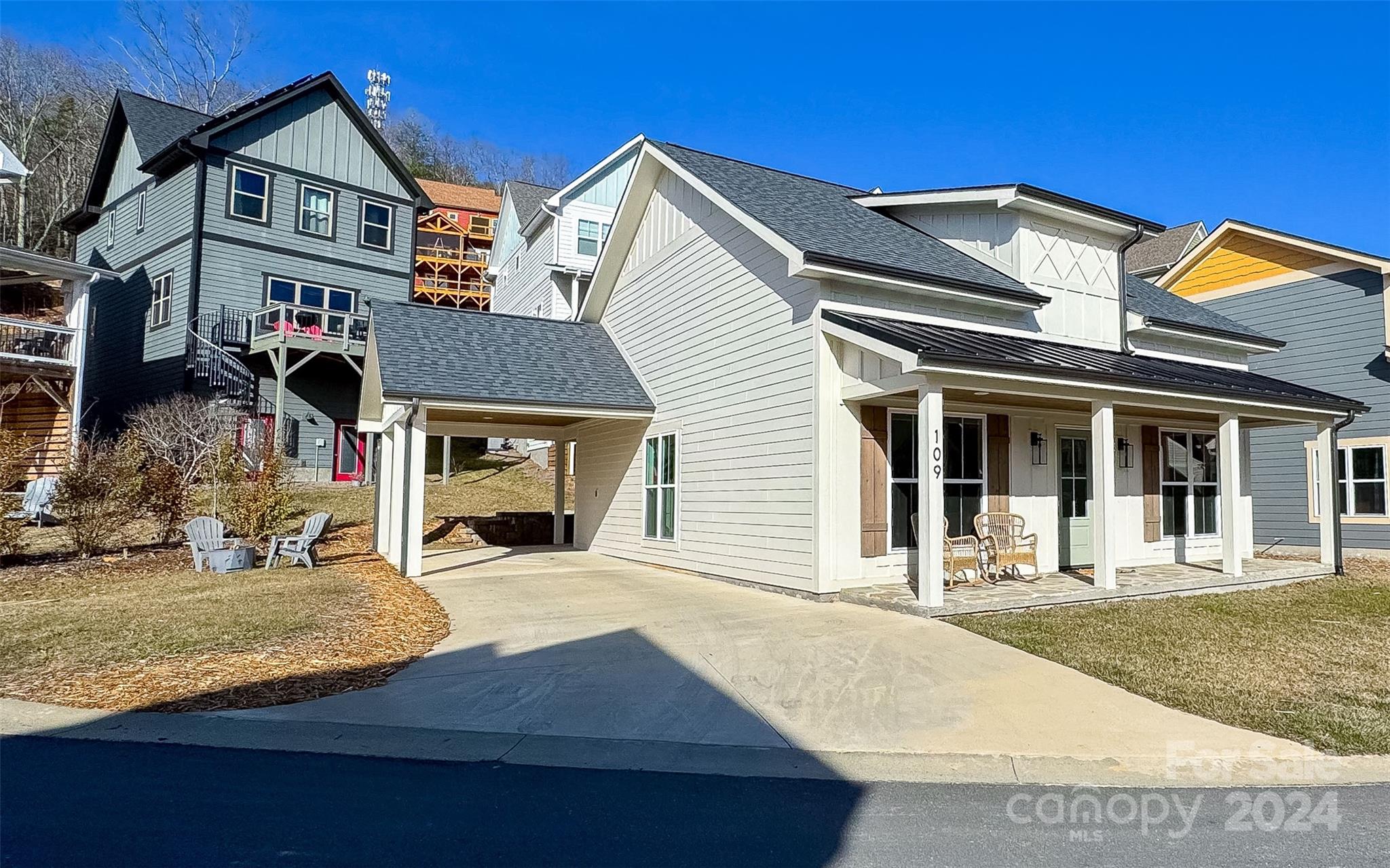 Property image 3 of 109 Chepstow Place in Tudor Croft, Black Mountain, NC 28711
