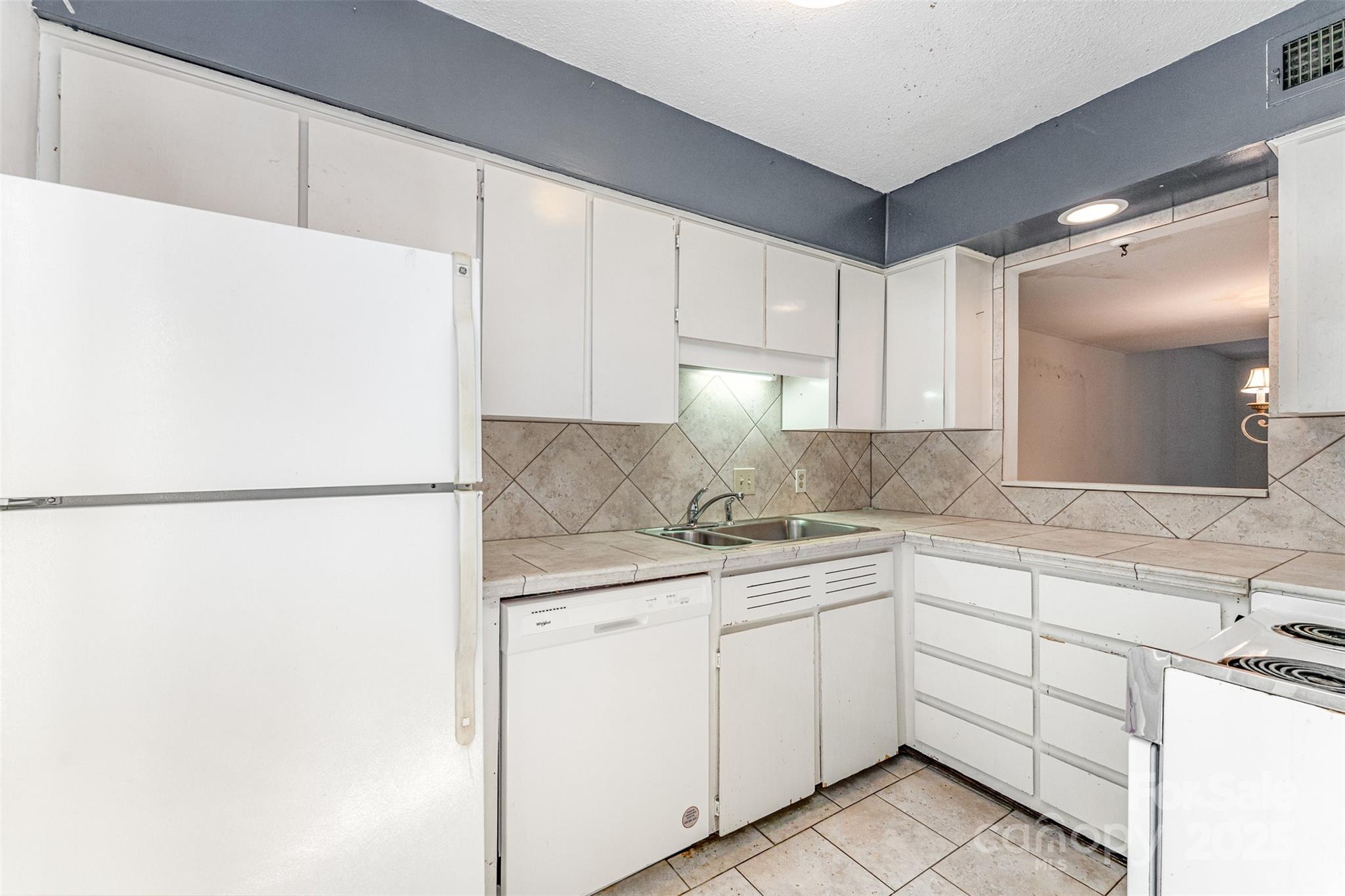 Property image 3 of 3740 Winding Creek Lane in Sir Johns Hill, Charlotte, NC 28226
