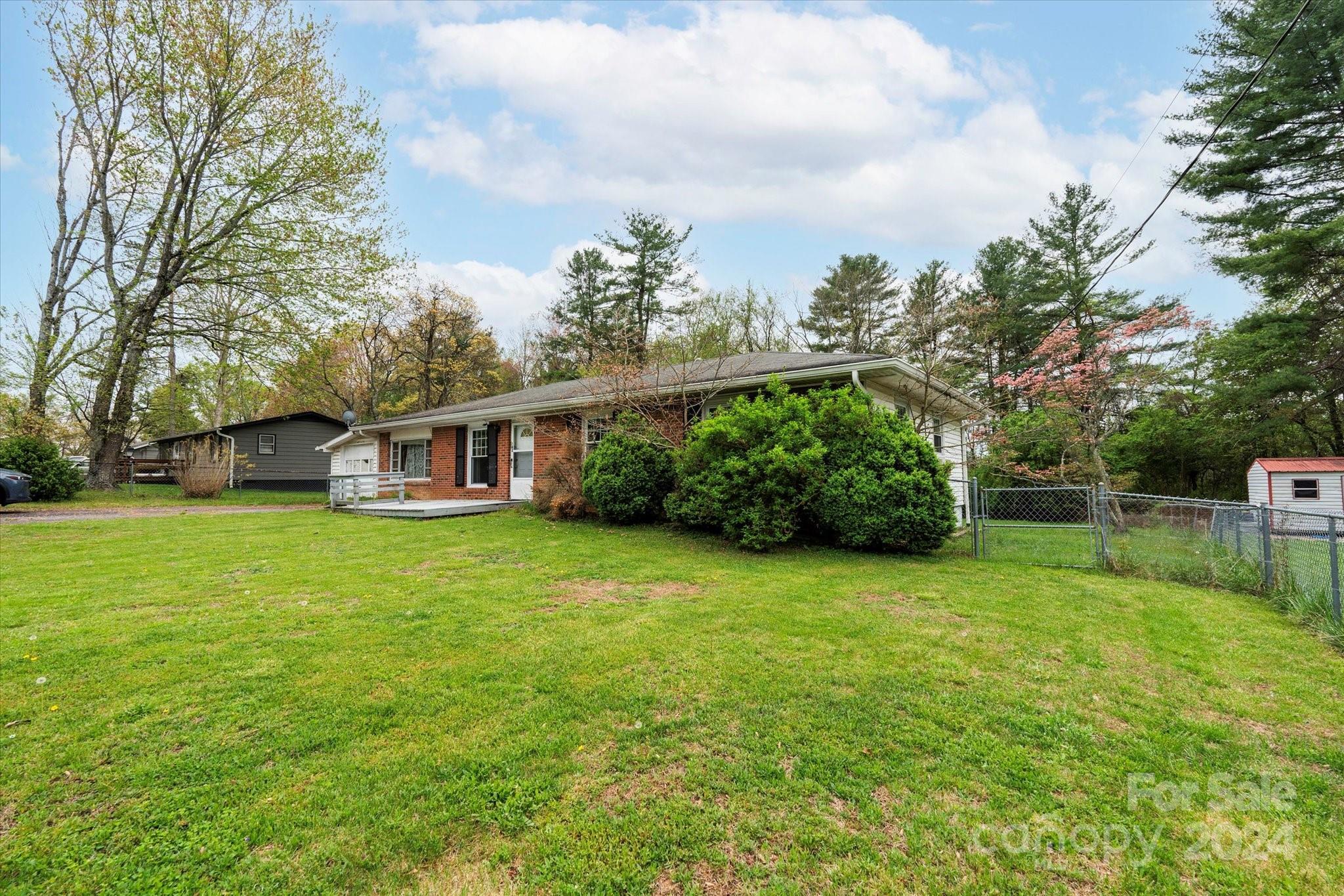 Property image 2 of 142 Willowbrook Road in Willowbrook, Hendersonville, NC 28792