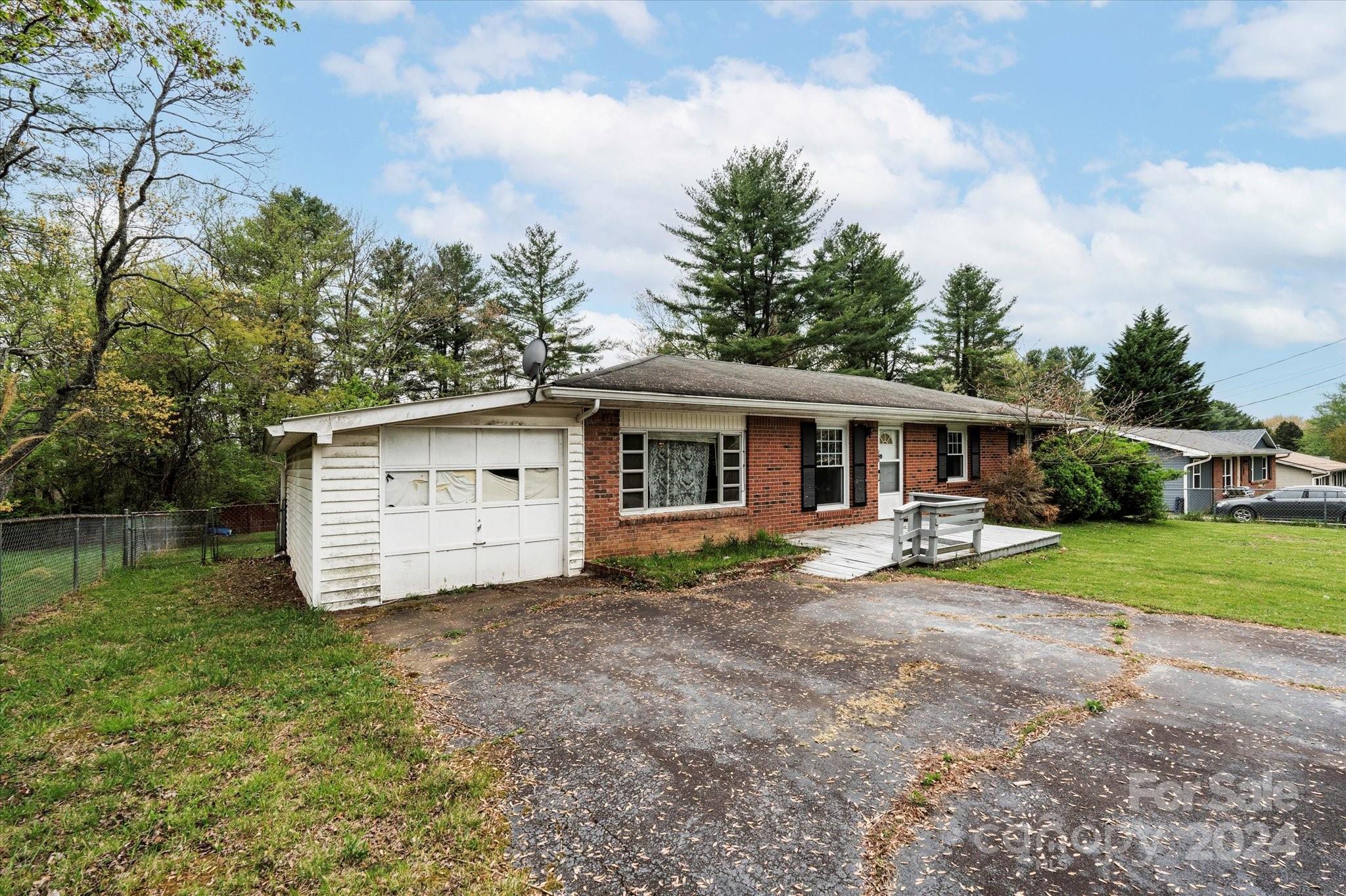 Property image 3 of 142 Willowbrook Road in Willowbrook, Hendersonville, NC 28792