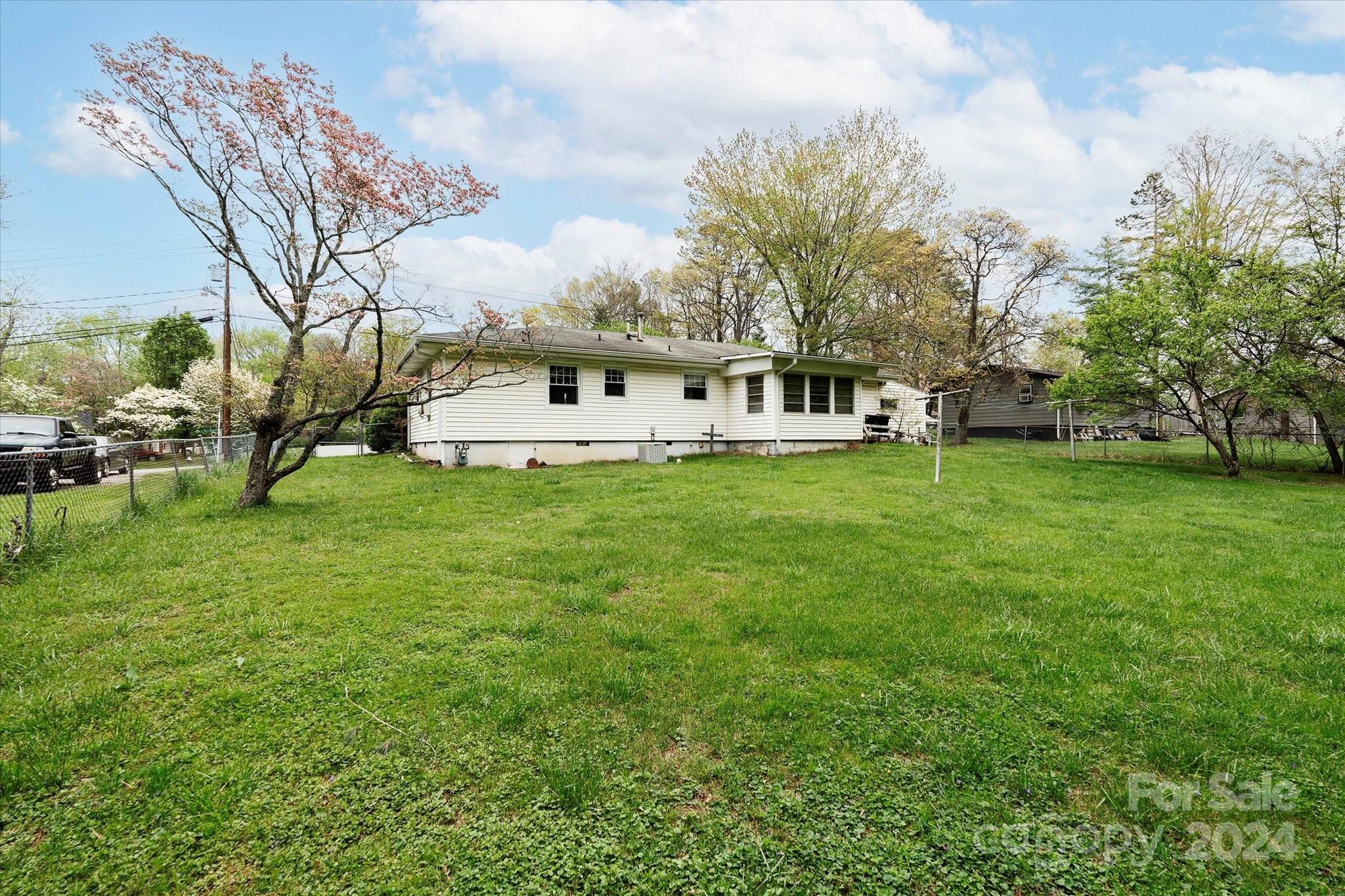 Property image 4 of 142 Willowbrook Road in Willowbrook, Hendersonville, NC 28792