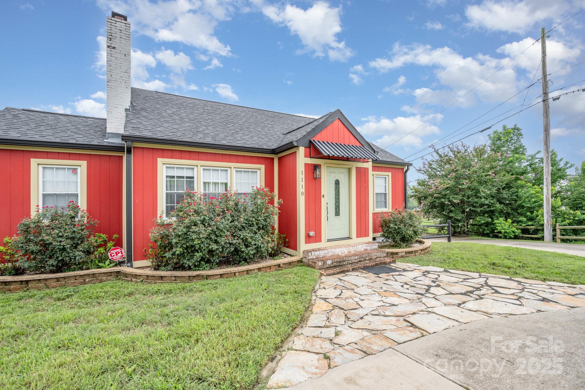 Property image 2 of 1110 S New Hope Road in Armstrong Park, Gastonia, NC 28054