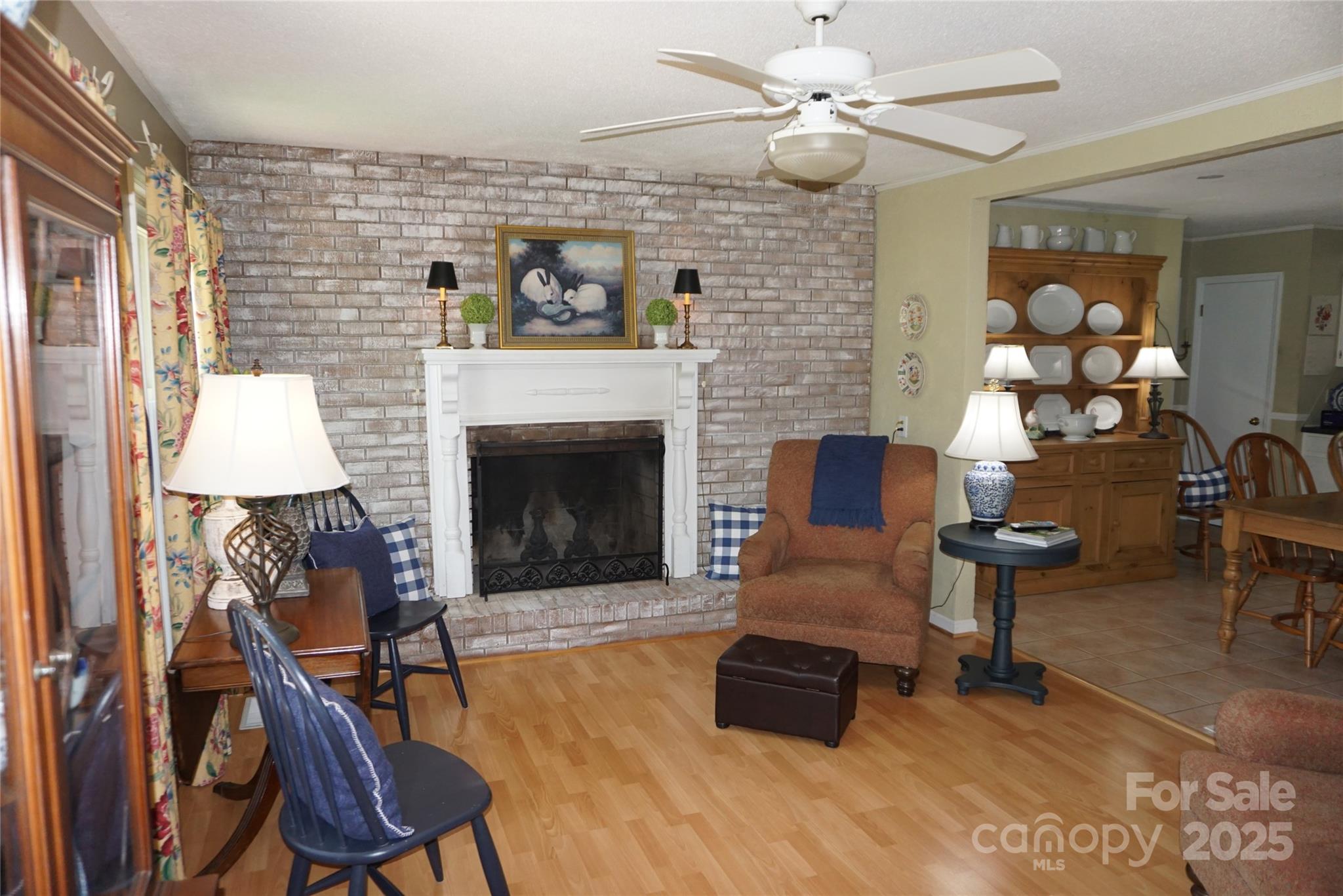 Property image 3 of 1933 Woodridge Drive in Woodridge, Hickory, NC 28602