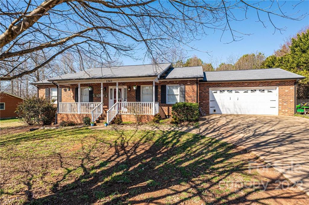 Property image 4 of 1343 Hidden Creek Circle in Hidden Creek Estates, Hickory, NC 28602
