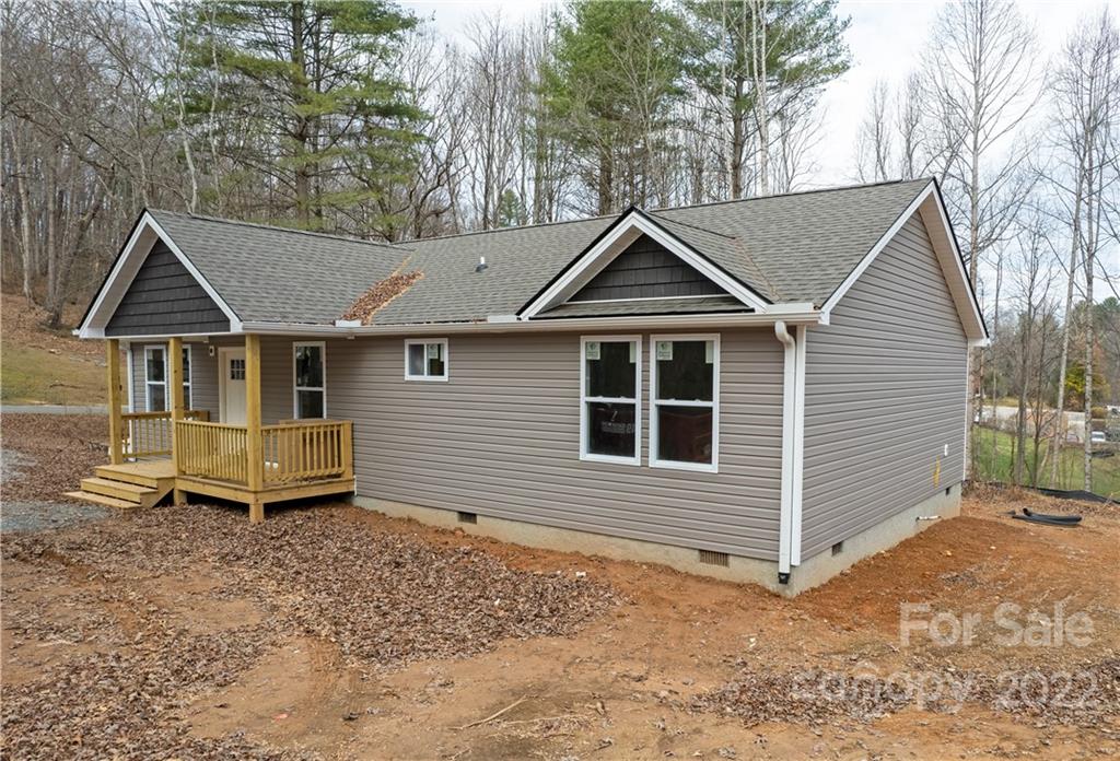 Property image 2 of 60 Oakwood Drive in Ravenwood Forest, Horse Shoe, NC 28792