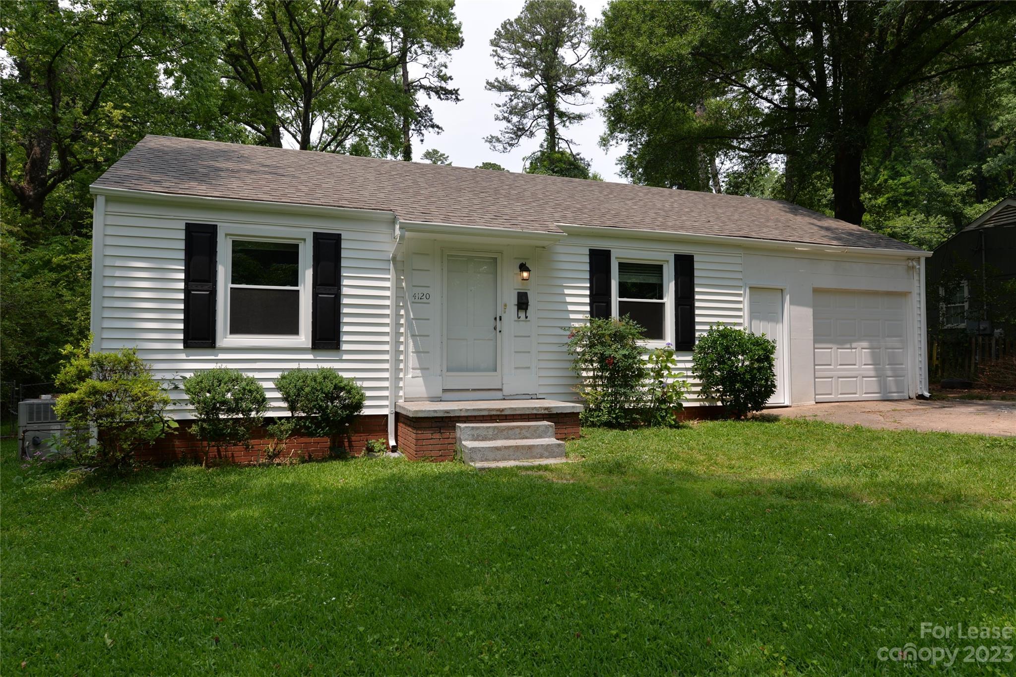 Property image 2 of 4120 Howie Circle in Howie Acres, Charlotte, NC 28205