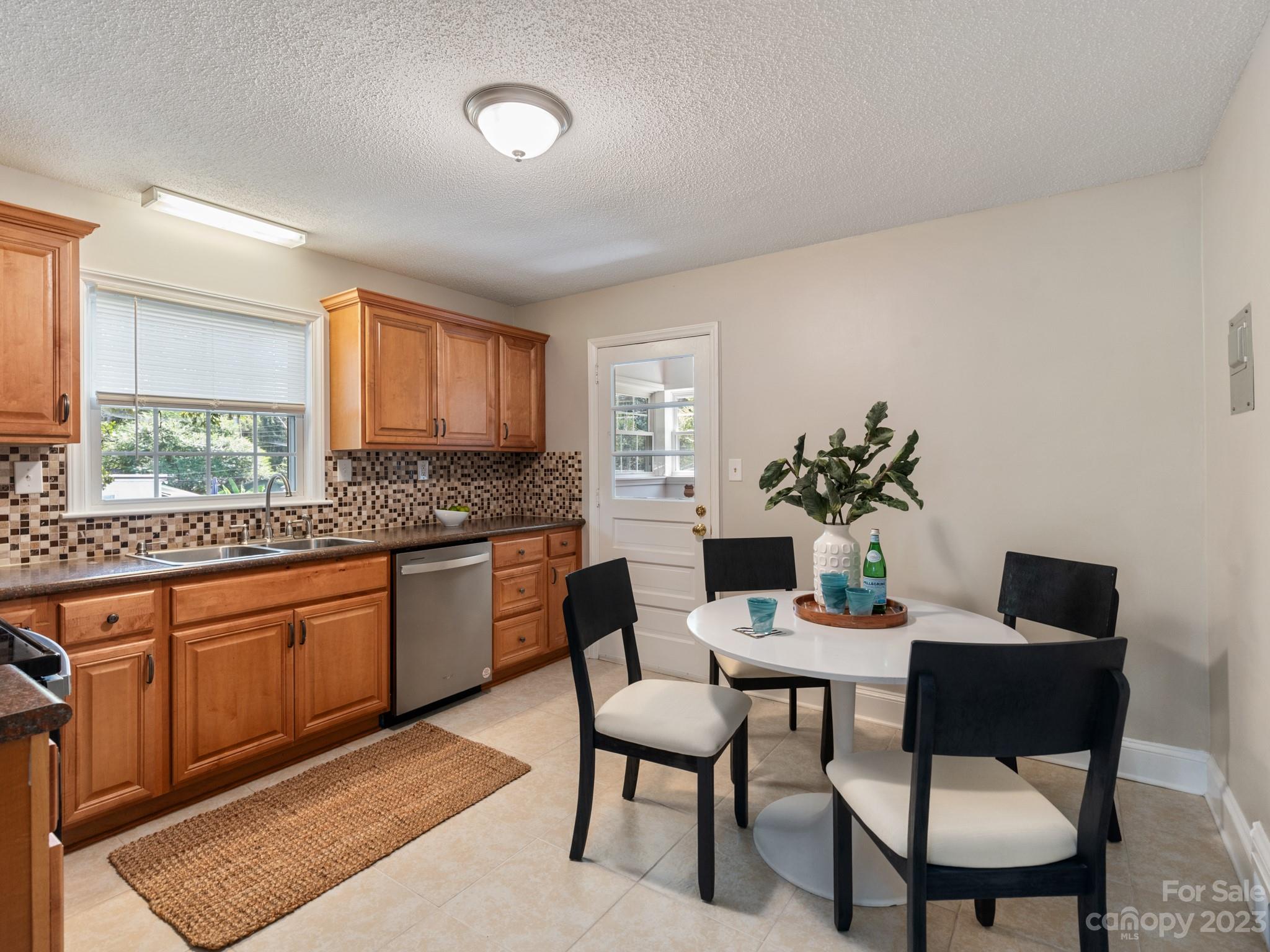 Property image 2 of 2960 Enfield Road in Markham Village, Charlotte, NC 28205
