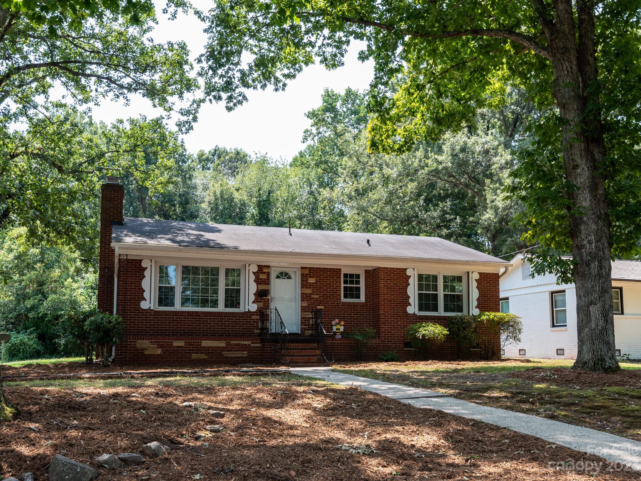 Property image 5 of 2960 Enfield Road in Markham Village, Charlotte, NC 28205