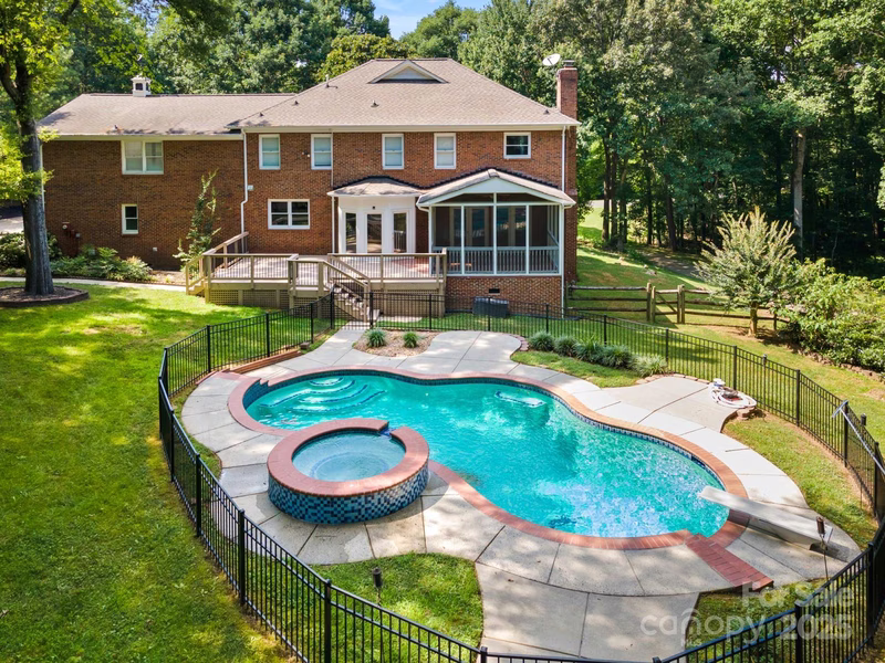 Willow Oaks, Matthews Community