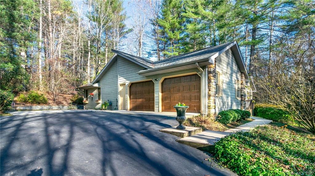 Property image 3 of 128 Camellia Way in Timbercreek, Hendersonville, NC 28739