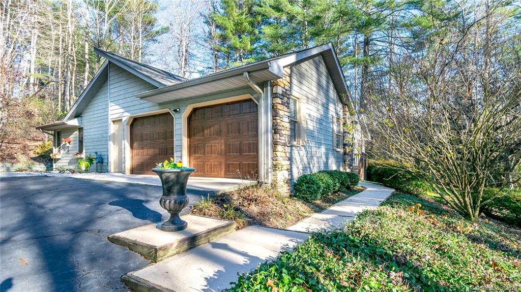 Property image 4 of 128 Camellia Way in Timbercreek, Hendersonville, NC 28739