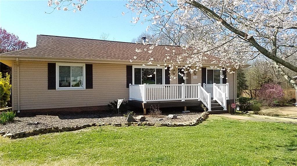Property image 2 of 1789 Woodridge Circle in Woodridge, Hickory, NC 28602